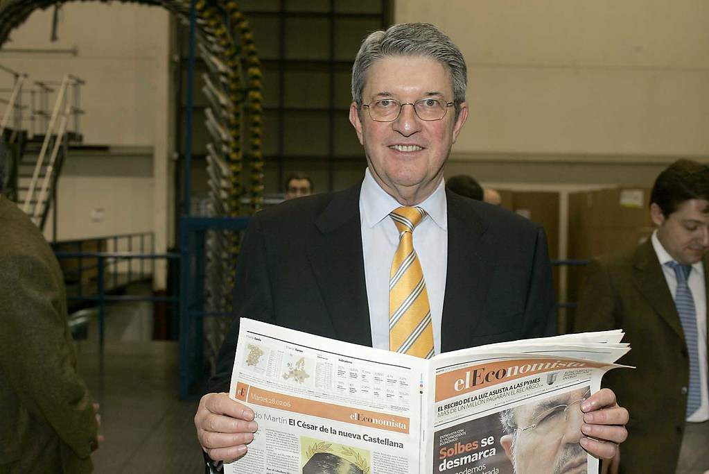 Alfonso de Salas con el primer ejemplar de elEconomista