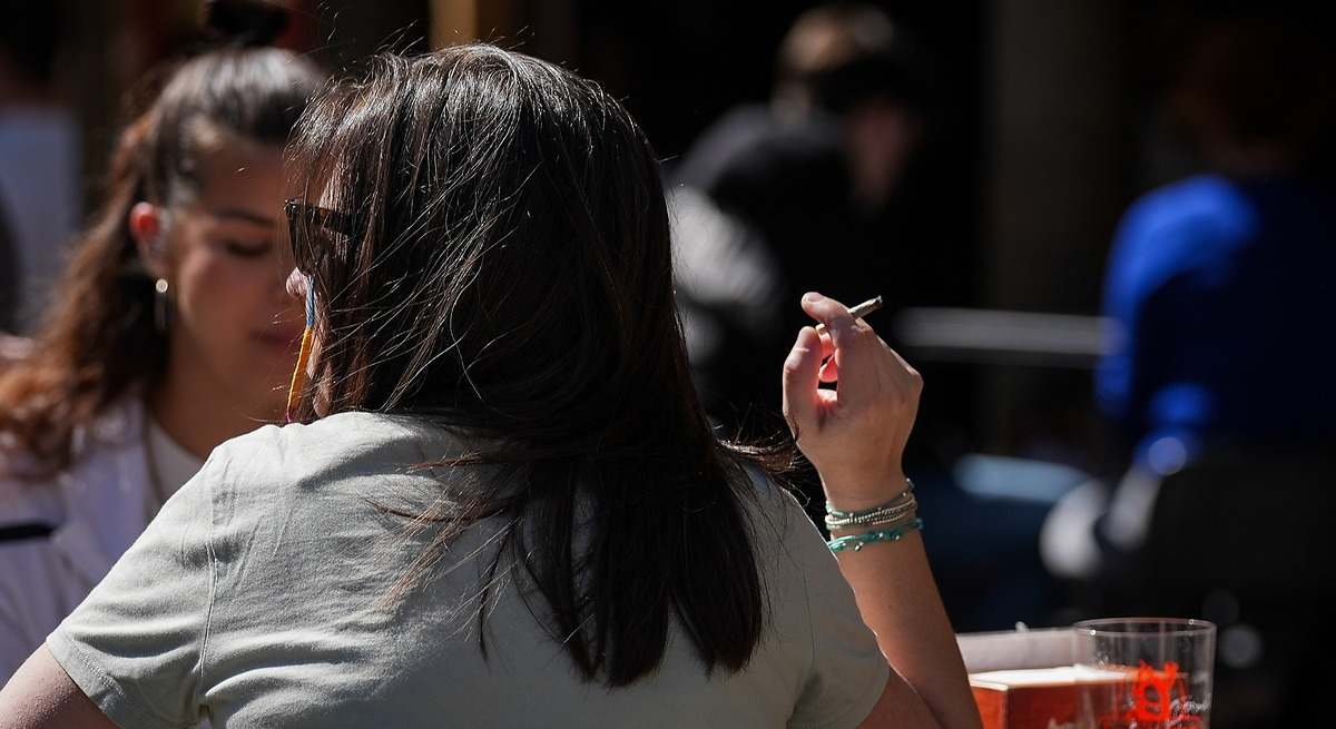 Ni campus universitarios ni discotecas al aire libre: Sanidad pretende ampliar las zonas donde estará prohibido fumar