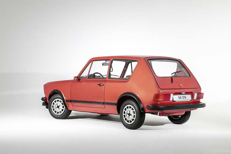 Aletines, franja negra, spoiler delantero o llantas del EA276 pudieron verse en el Golf GTI.