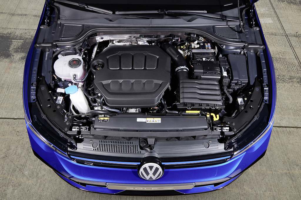 VW Golf R. motor de turboalimentado de 2.0 litros con potencia de 333 CV (245 kW), asociado a un cambio automático DSG de 7 velocidades y tracción total.