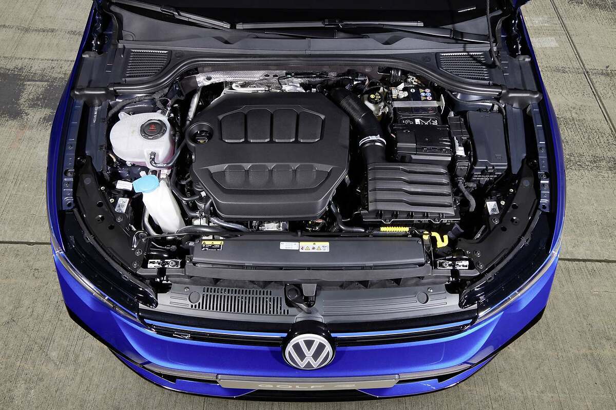 VW Golf R. motor de turboalimentado de 2.0 litros con potencia de 333 CV (245 kW), asociado a un cambio automático DSG de 7 velocidades y tracción total.