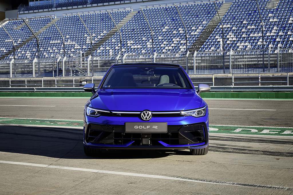 VW Golf R 2024. El modelo se rediseña y modifica su frontal, que cuenta con faros LED Plus y el logotipo de Volkswagen retroiluminado.