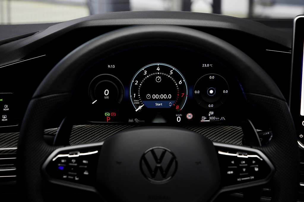 VW Golf R 2024. En el puesto de mandos, el conductor tiene delante un nuevo cuadro de instrumentos digital, Digital Cockpit Pro, de 10,2 pulgadas.