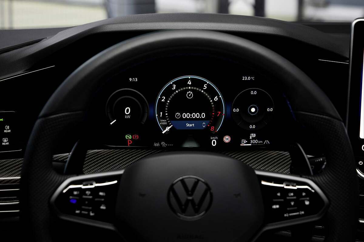 VW Golf R 2024. En el puesto de mandos, el conductor tiene delante un nuevo cuadro de instrumentos digital, Digital Cockpit Pro, de 10,2 pulgadas.
