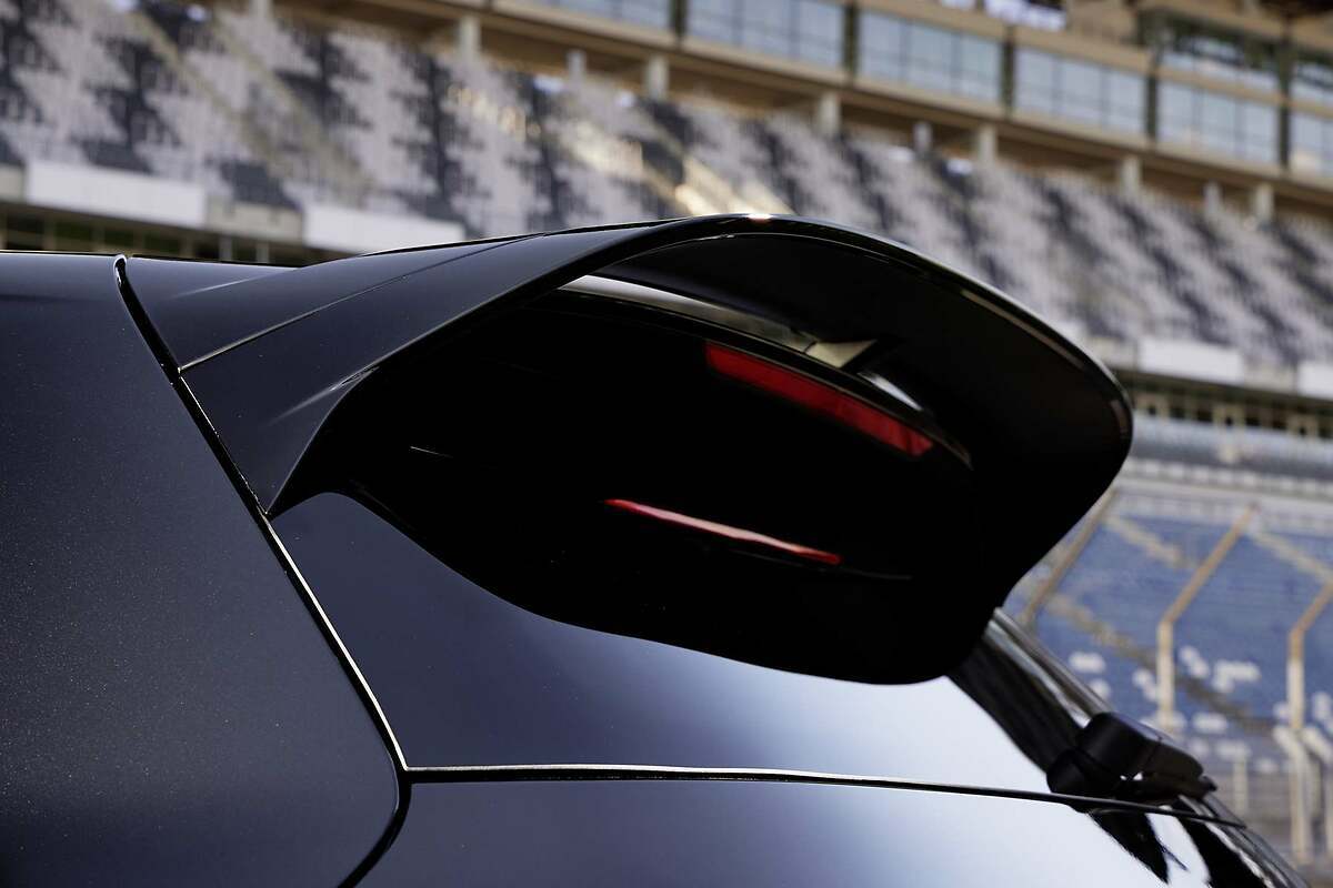 VW Golf R 2024. El alerón trasero es más grande para proporcionar más fuerza descendente