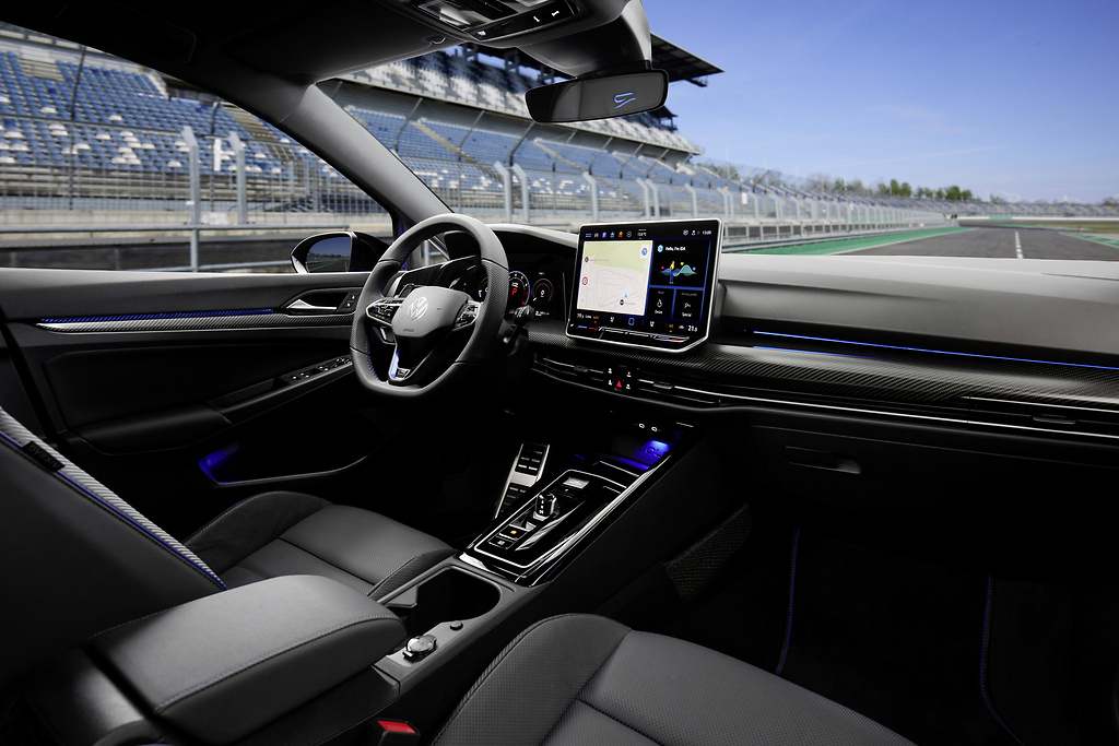 VW Golf R 2024. El interior es como el del resto de la gama con algunos detalles decorativos en color azul. Como opción hay una tapicería de cuero