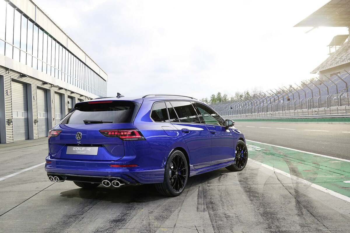 VW Golf R Variant 2024. Bonita carrocería para la versión familiar.