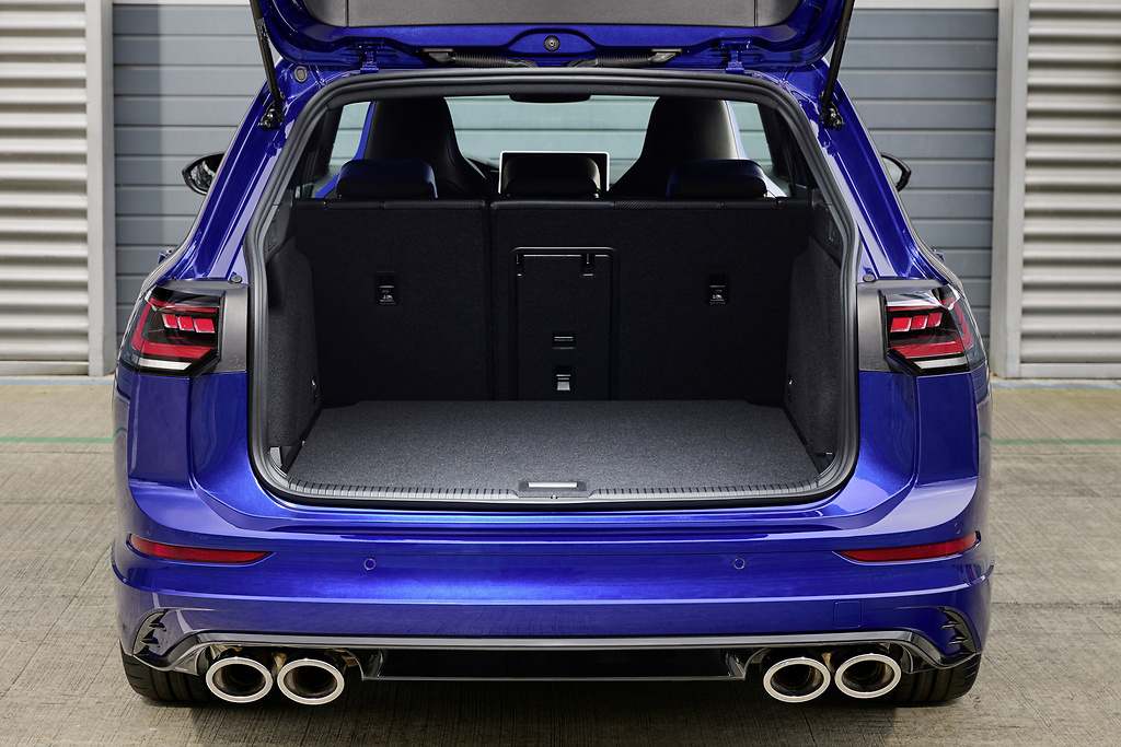 VW Golf R Variant 2024. Maletero de 611 litros para el modelo familiar. En en 5 puertas cubica 374 litros.