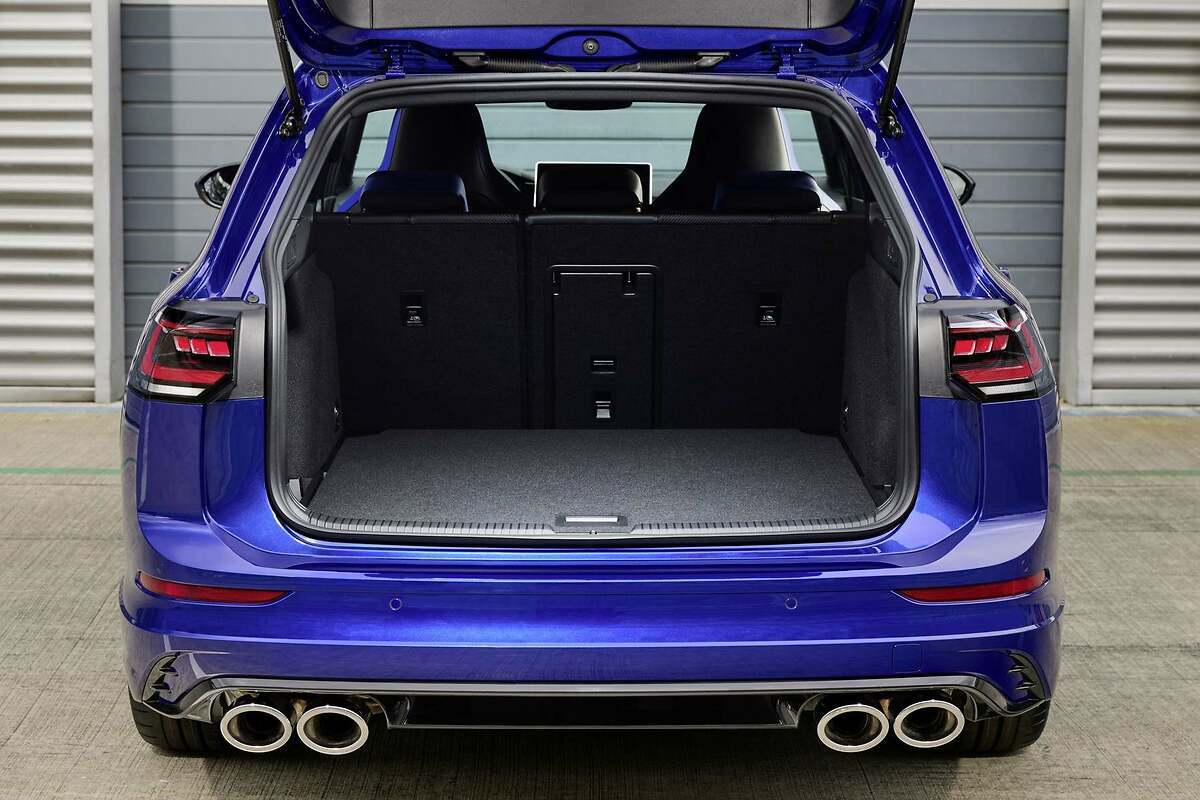 VW Golf R Variant 2024. Maletero de 611 litros para el modelo familiar. En en 5 puertas cubica 374 litros.