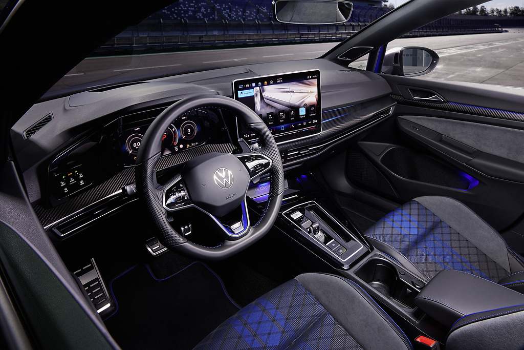 VW Golf R 2024. El modelo recibe también una nueva pantalla central de 12,9 pulgadas tomada del VW ID.3.