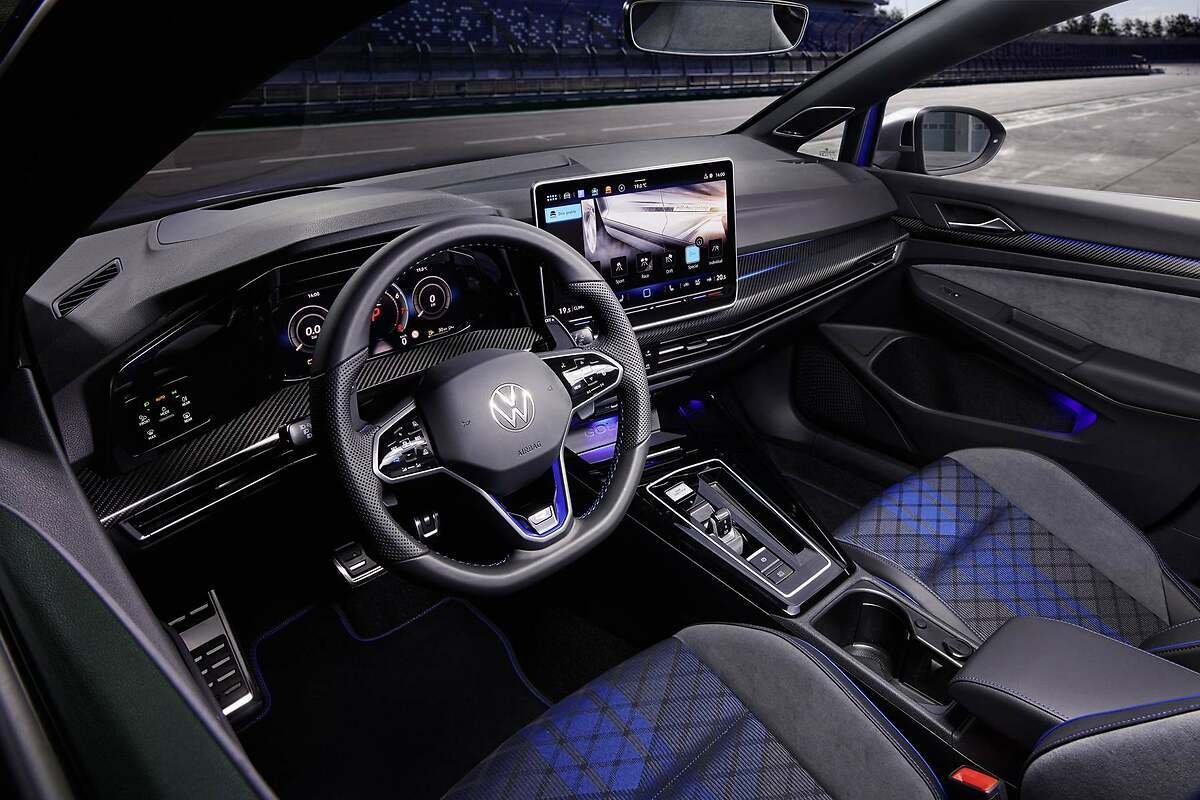 VW Golf R 2024. El modelo recibe también una nueva pantalla central de 12,9 pulgadas tomada del VW ID.3.