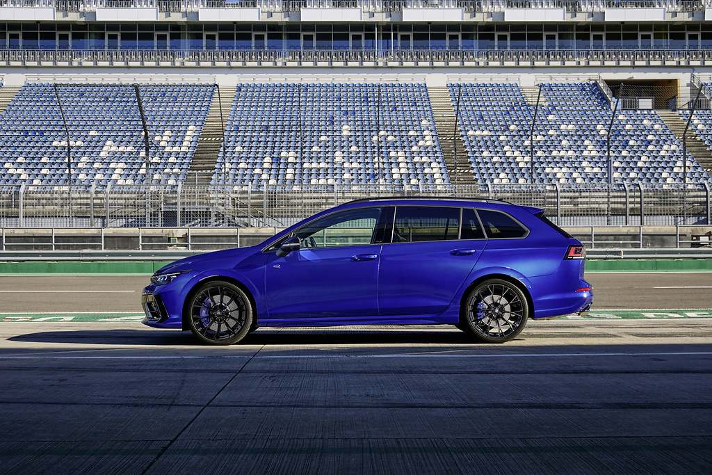VW Golf R Variant 2024. La velocidad máxima de 250 km/h puede aumentarse otros 20 km/h hasta 270 km/h con el paquete opcional R-Performance.