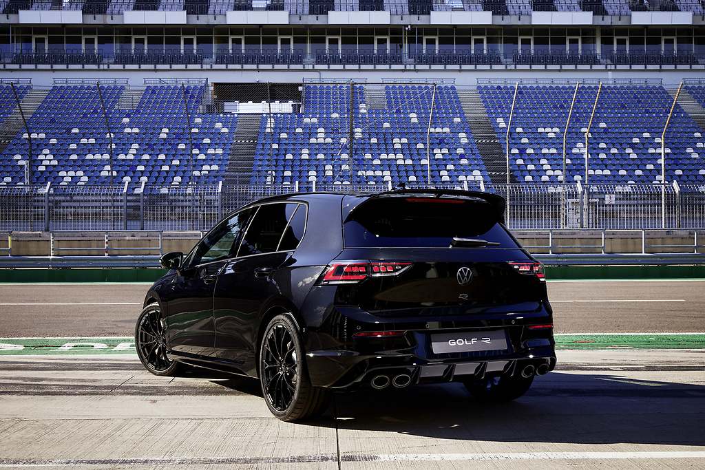 VW Golf R "Black Edition". Exclusiva variante que se distingue por su tonalidad negra.