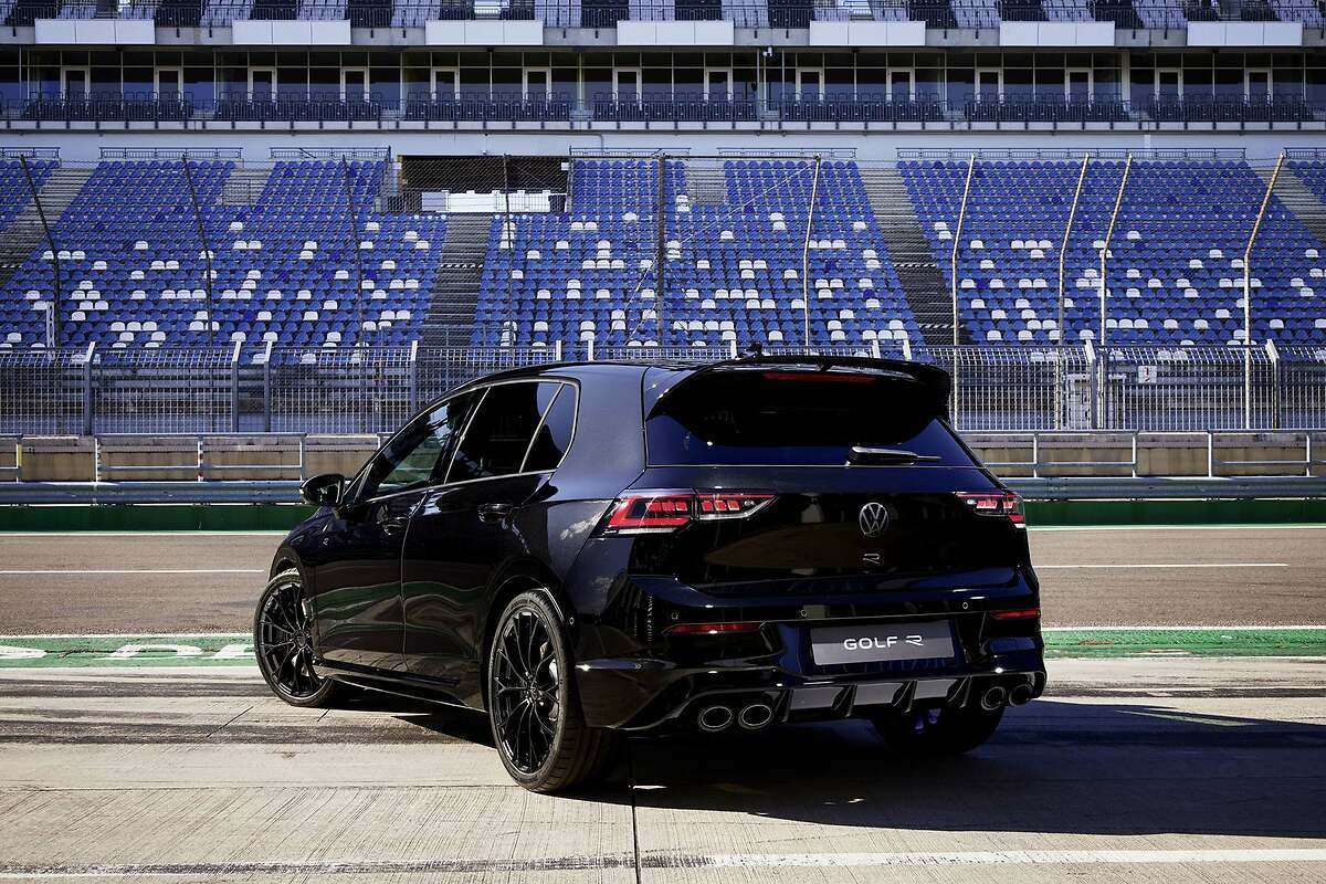 VW Golf R "Black Edition". Exclusiva variante que se distingue por su tonalidad negra.