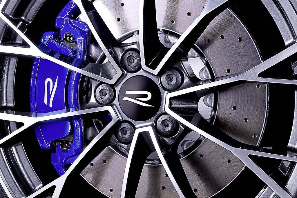 VW Golf R 2024. Por primera vez en este modelo, el emblema R está presente en el tapacubos.