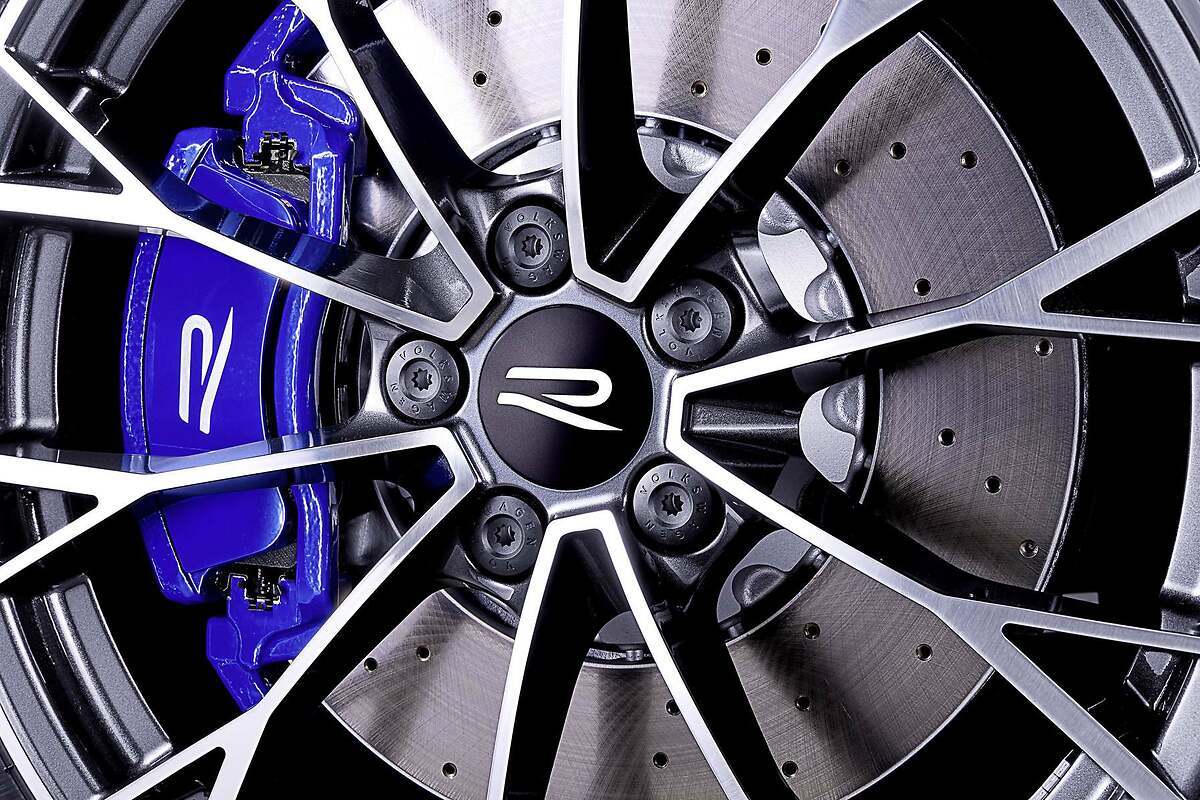 VW Golf R 2024. Por primera vez en este modelo, el emblema R está presente en el tapacubos.