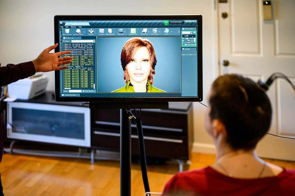 Una mujer consigue "hablar" 30 años después de un ictus gracias a un implante cerebral