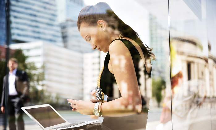 mujer-correo-electronico-email-movil-ordenador.jpg