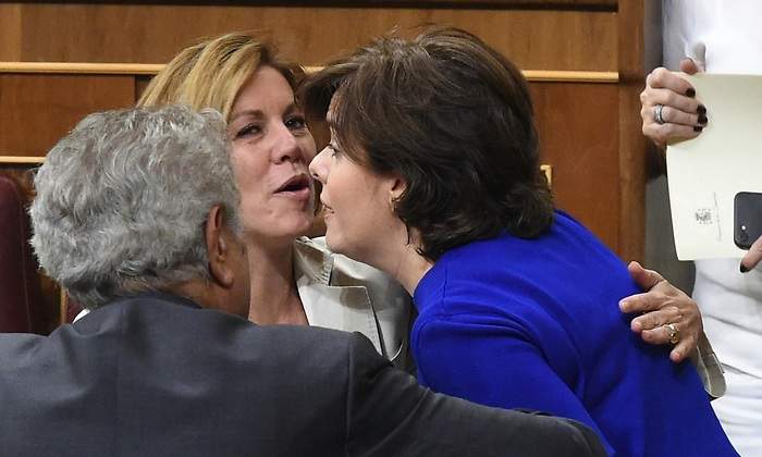 cospedal-santamaria-beso-congreso-efe.jpg