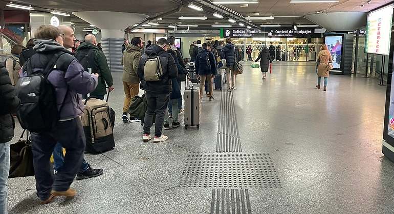 Viajeros esperando en la estación de Atocha.