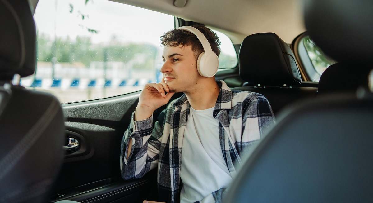 Científicos descubren el tipo de música que tienes que escuchar para evitar los mareos cuando viajas en coche