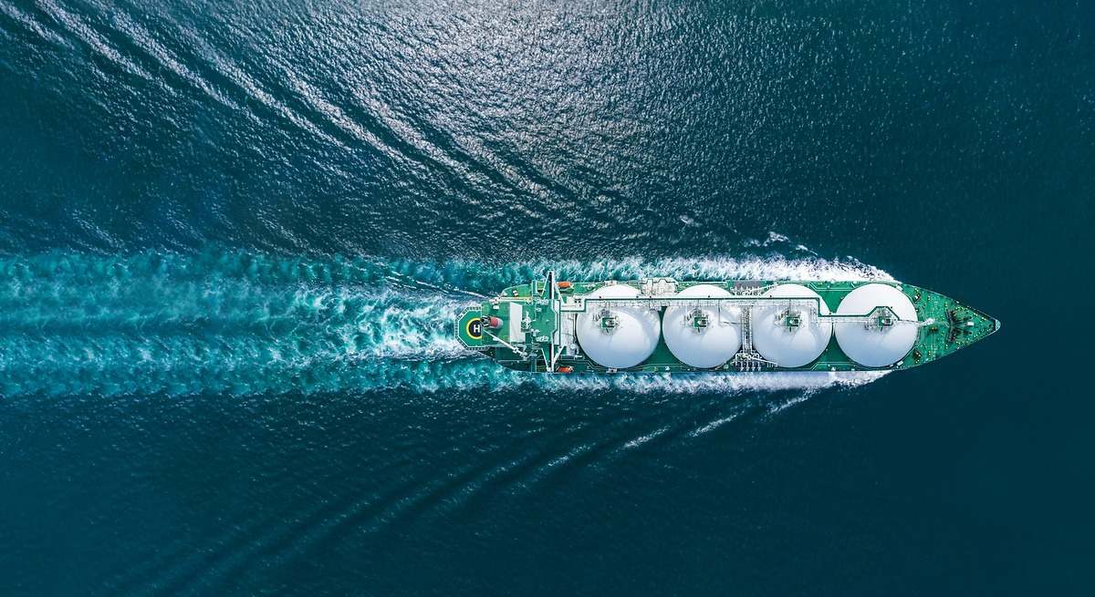 La llegada a China de un metanero repleto de gas ruso tras un año con buques 'fantasma' dibujando círculos en el mar esconde un cambio geopolítico a gran escala