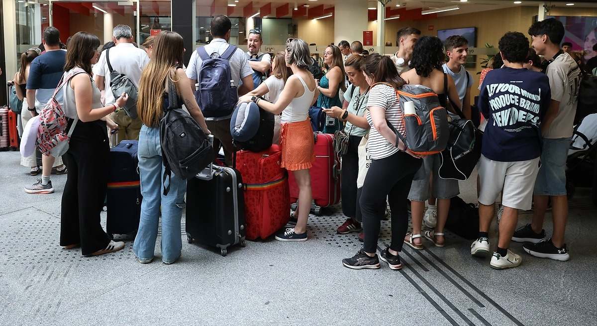 Juanma Moreno (Junta de Andalucía), sobre el caos en los trenes de Renfe:  Es inadmisible que cientos de viajeros pasen 12 horas tirados sin agua ni aire en plena ola de calor 