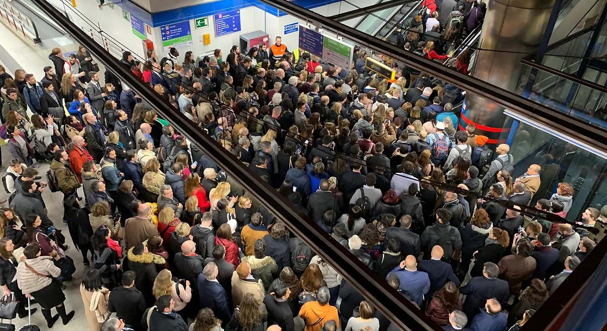 Los madrileños viven un caos este lunes por las obras en carretera y el cierre de metro: "Nos vemos atrapados, tengo que salir mucho antes de casa y cambiar los recorridos"