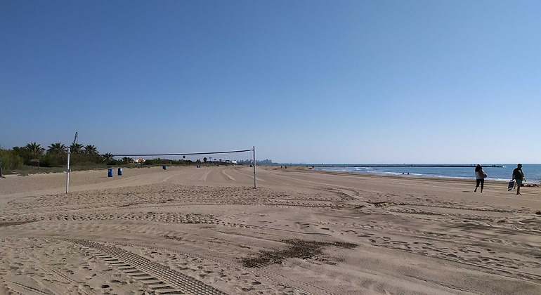 Extenso arenal con una pista de Voleibol en medio