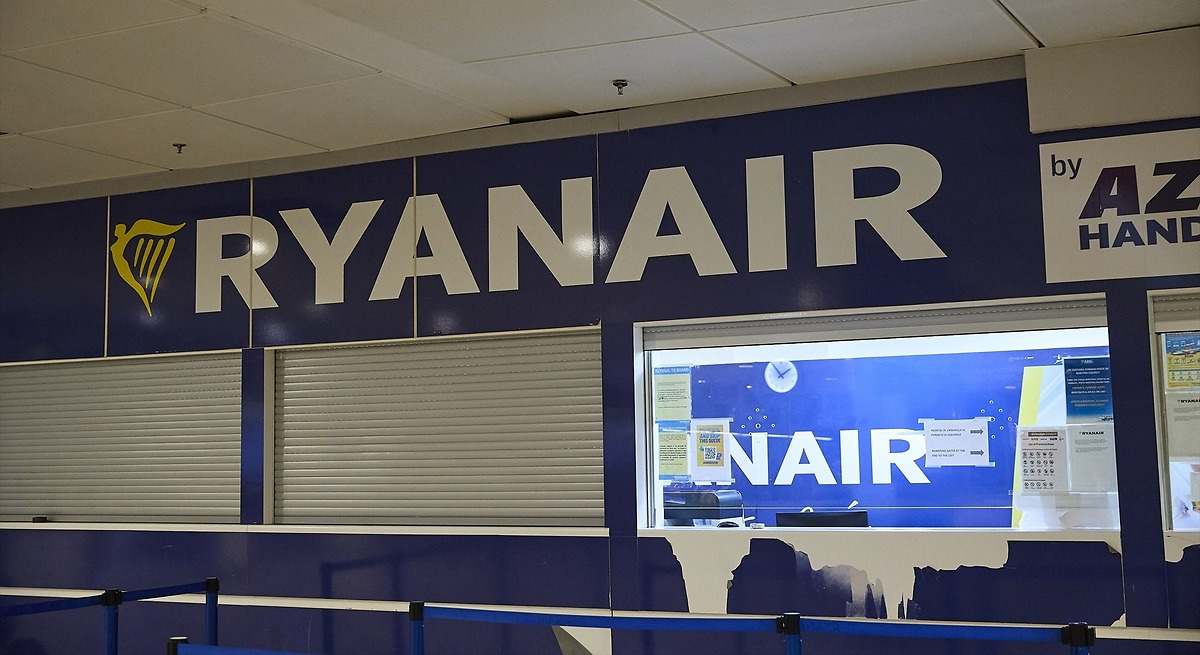Ryanair mantiene su presencia en el aeropuerto de Bilbao pero suprime 2.000 plazas en Vitoria