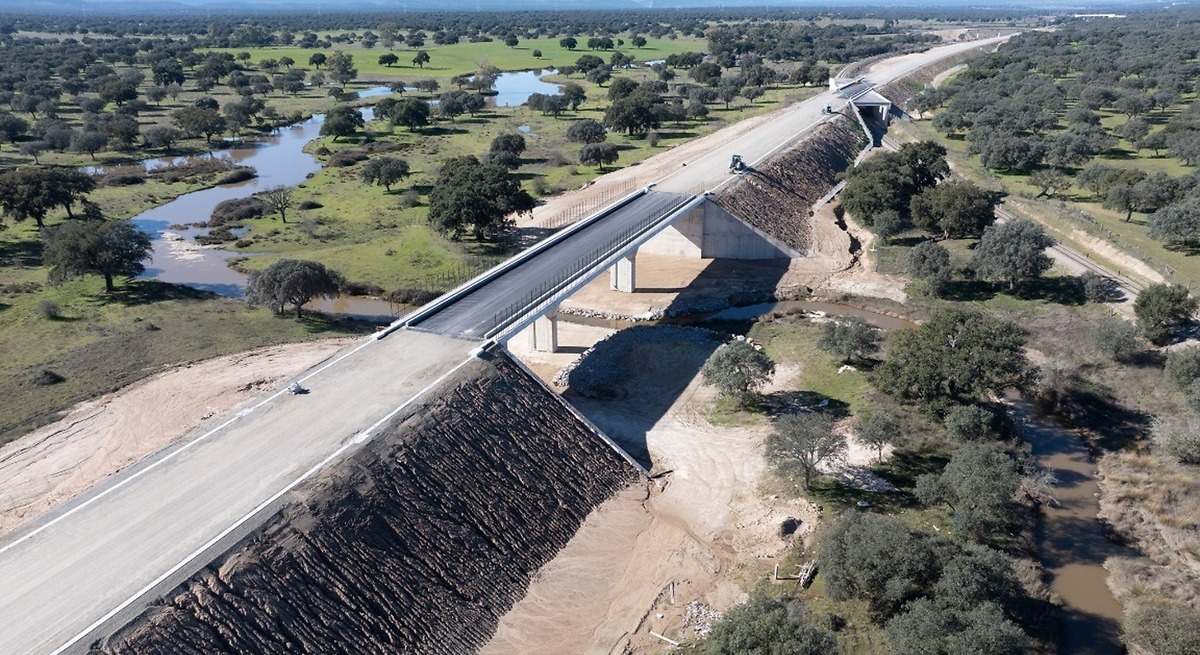 Transportes licita por 6 millones el sistema que controlará la electrificación del tramo Talayuela-Plasencia del AVE