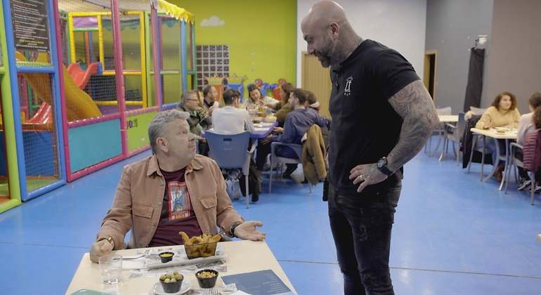 Alberto chicote junto al dueño del gastrobar