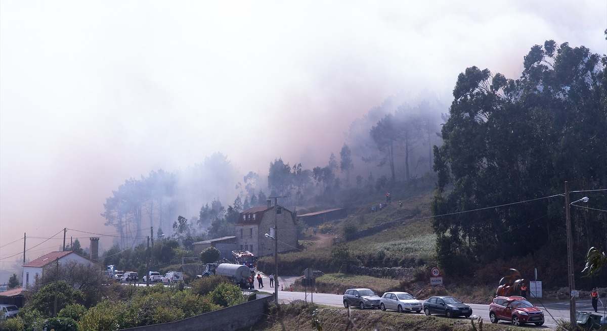 Galicia pide ayuda a la UME para lo que se viene tras el incendio de Ponteceso: obliga a cerrar las ventanas y desalojar vecinos de Corme Aldea