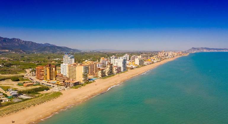 Playa de Tavernes con edificios en su paseo marítimo