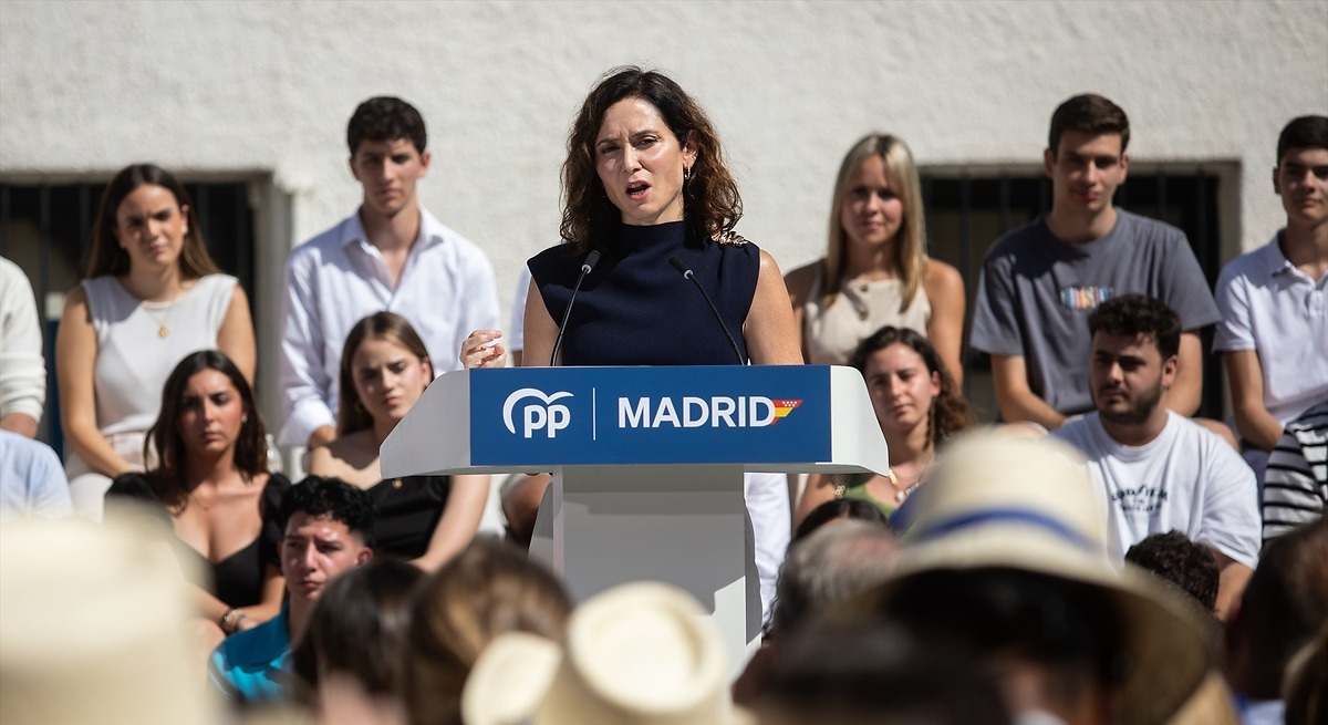 Ayuso carga contra Óscar Puente por las incidencias ferroviarias: "Pasa porque ponen a los más inútiles al frente de las administraciones"