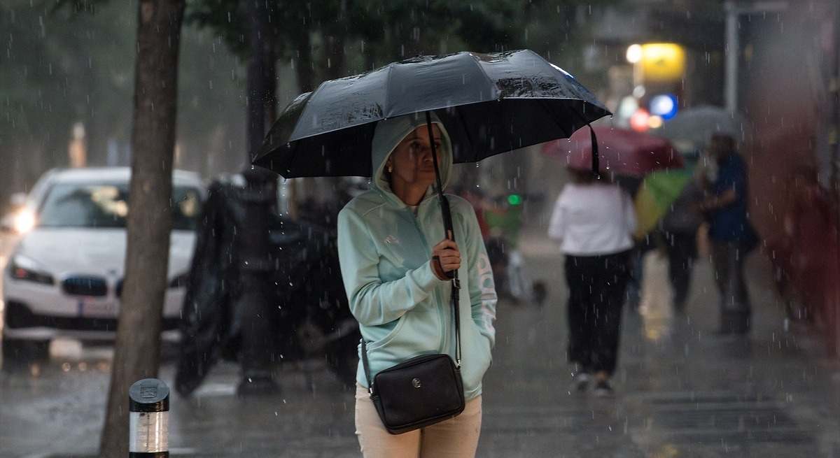 Meteorólogos piden que nos preparemos para lo que llega el domingo porque afectará a gran parte del país:  Una vaguada barrerá España con fuertes chubascos y tormentas 