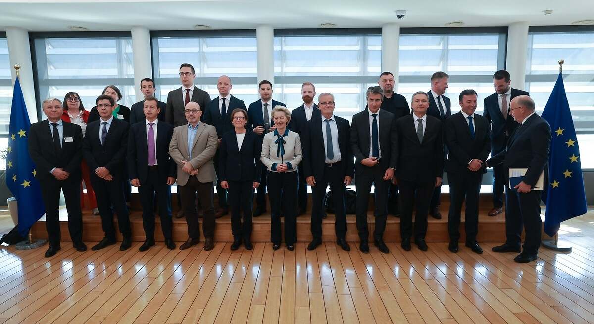 Indra firma una alianza con la alemana Rheinmetall para vehículos blindados en plena puja por Iveco Defence