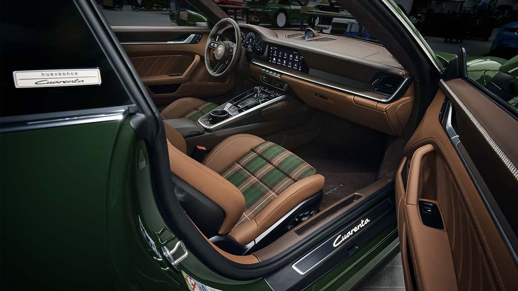 Original tejido Tartan para los asientos del 911 Cuarenta Edition: en los 80, la franela y el terciopelo a cuadros y rayas se imponía.