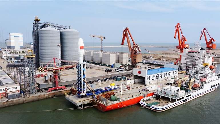 El barco y el cohete en la plataforma de lanzamiento desde la que Geely anunció la puesta en órbita, por primera vez, desde el mar