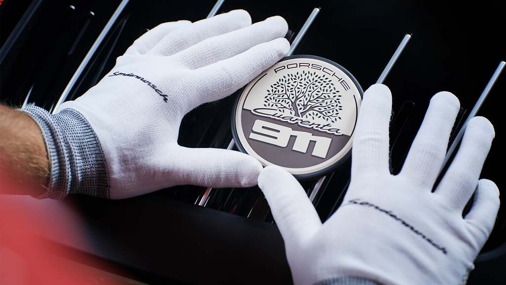 Este exclusivo elemento de diseño se encuentra en la insignia en la parrilla del motor, en la parte trasera, en los colores blanco, marrón y Quercusverde.
