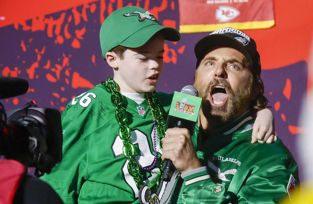 Bradley Cooper, un fanático de la Super Bowl junto a su hijo