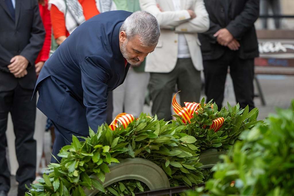 El alcalde de Barcelona, Jaume Collboni, en la ofrenda floral