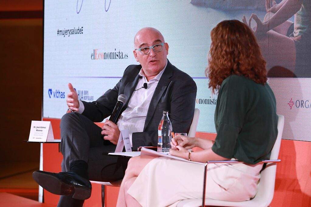 Charla coloquio titulada La maternidad en la mujer del siglo XXI entre D. José Gómez Moreno, director gerente del Hospital Vithas Madrid Aravaca e D.ª Isabel Blanco, coordinadora Bolsa & Inversión de elEconomista.