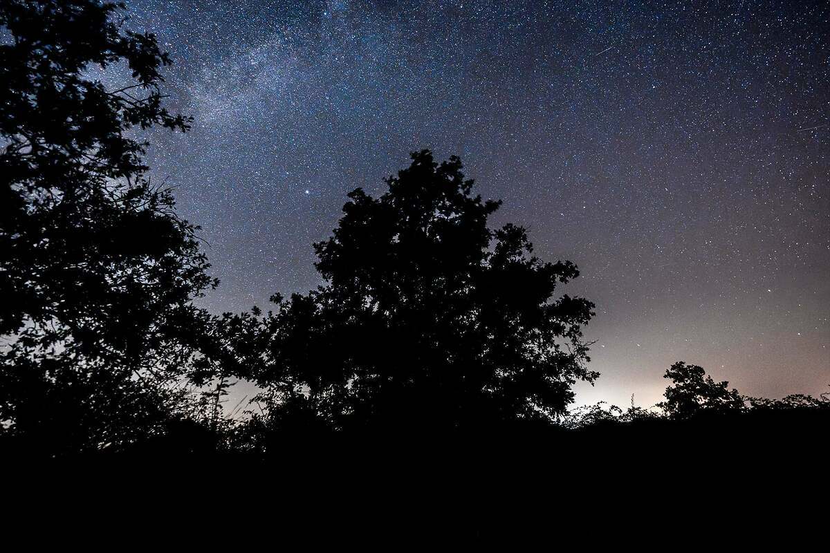 El contraste entre el campo y el cielo
