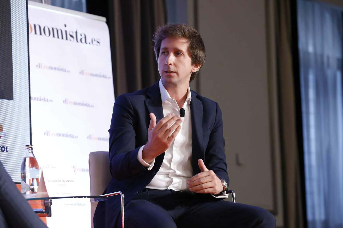 D. Luis Oyarzabal Sanz Senior PMO Electric Mobility Repsol