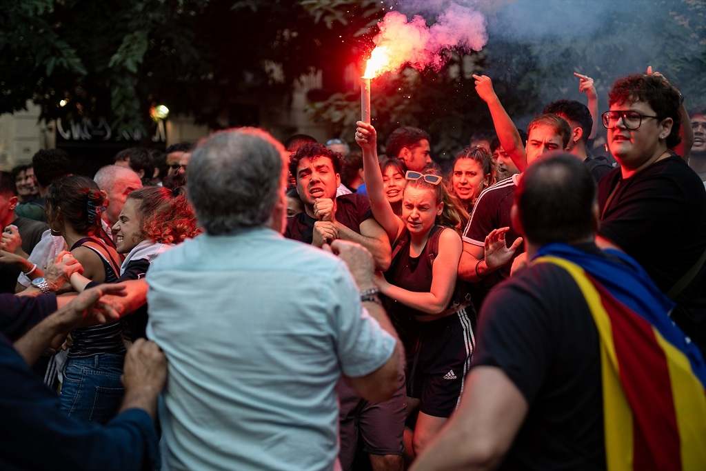 La izquierda independentista irrumpe en la ofrenda floral de Aliança Catalana en el Fossar de les Moreres con motivo de la Diada