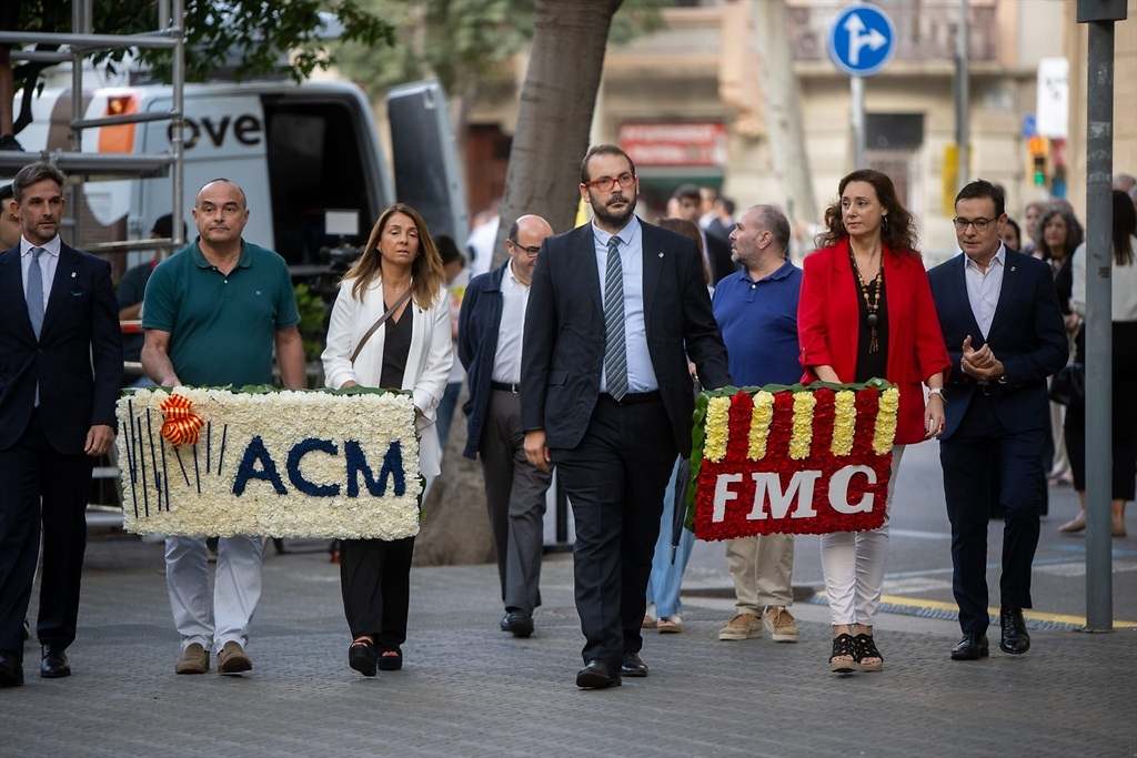 La ACM y la FMC hacen una ofrenda conjunta ante el monumento de Rafael Casanova