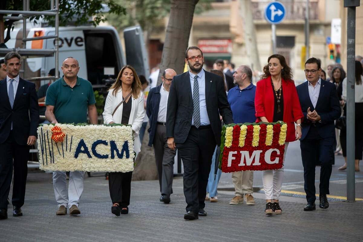La ACM y la FMC hacen una ofrenda conjunta ante el monumento de Rafael Casanova