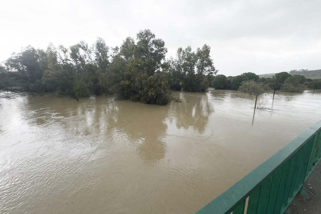 Fuertes lluvias, con carreteras cortadas y algún río desbordado