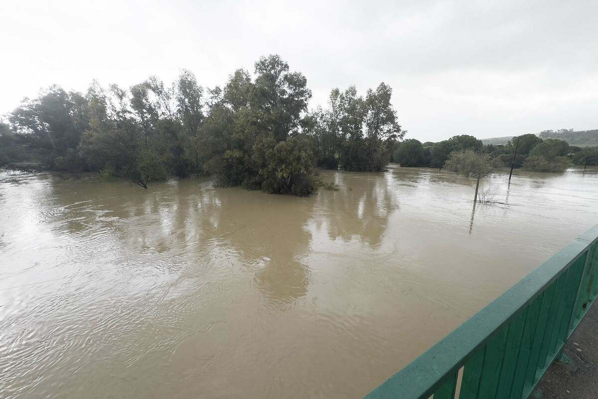 Fuertes lluvias, con carreteras cortadas y algún río desbordado